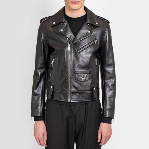 How can you choose the ideal black leather jacket for your character?